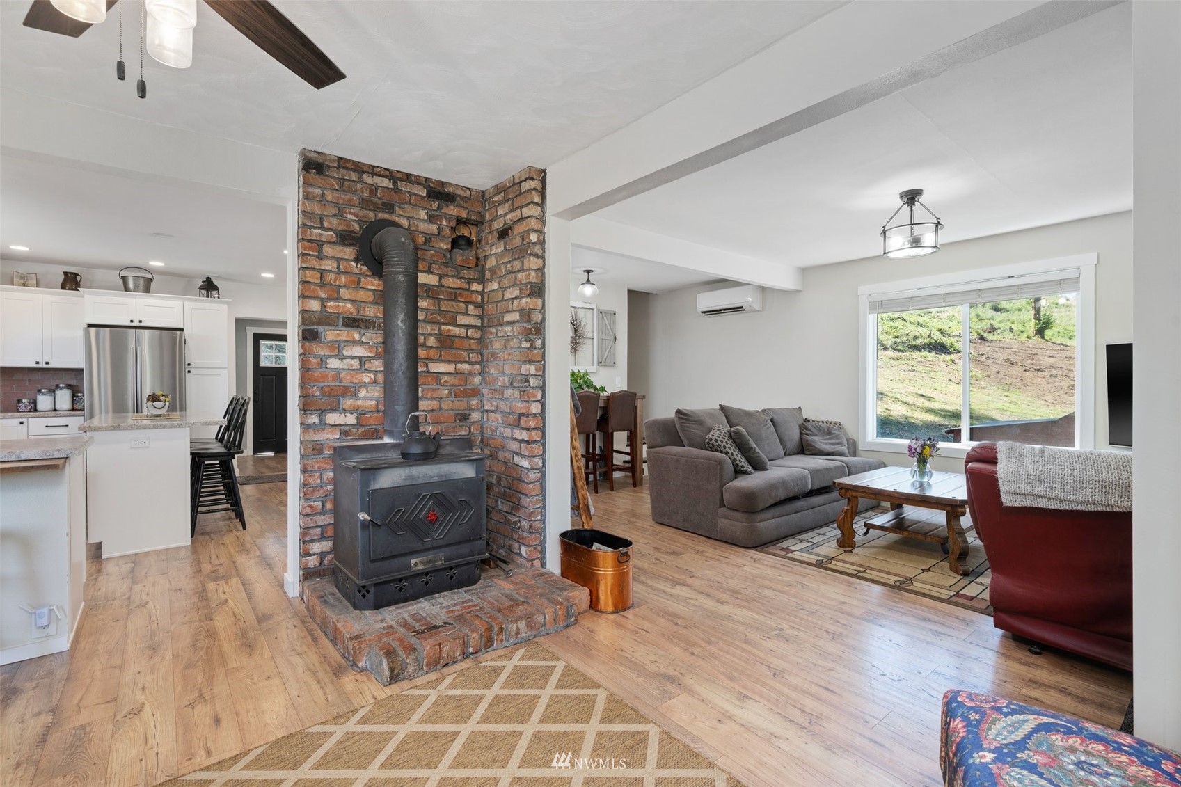 1633 Ferrier Road Winlock, WA 98596 - Photo 14 of 40 a living room with furniture and a large window