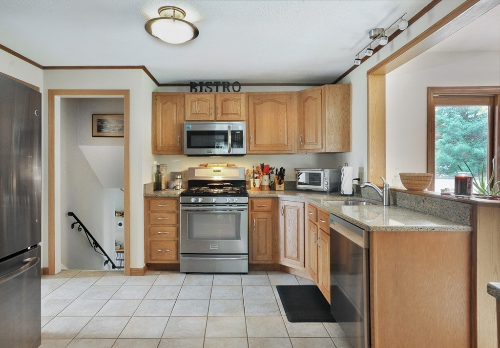 12 Oak Ridge Circle Weymouth, MA 02188 - Photo 9 of 27