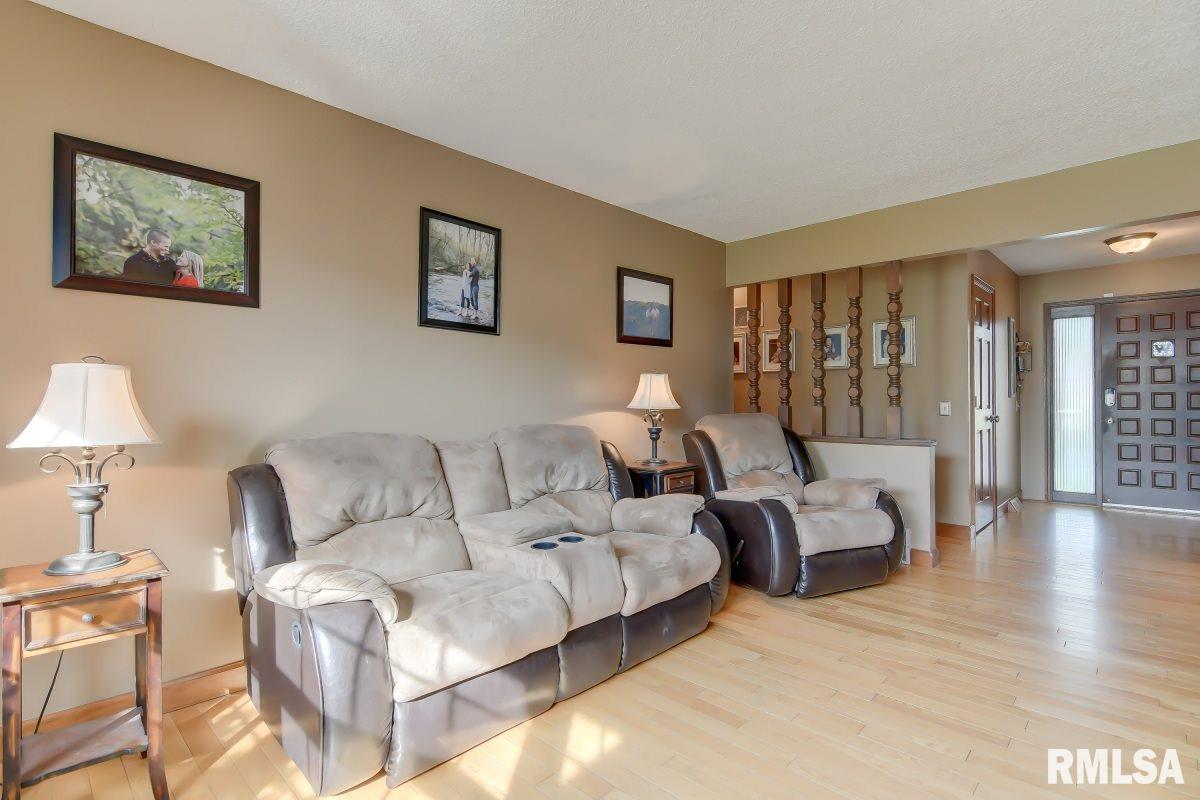 2608 Delaware Drive Springfield, IL 62702 - Photo 4 of 30