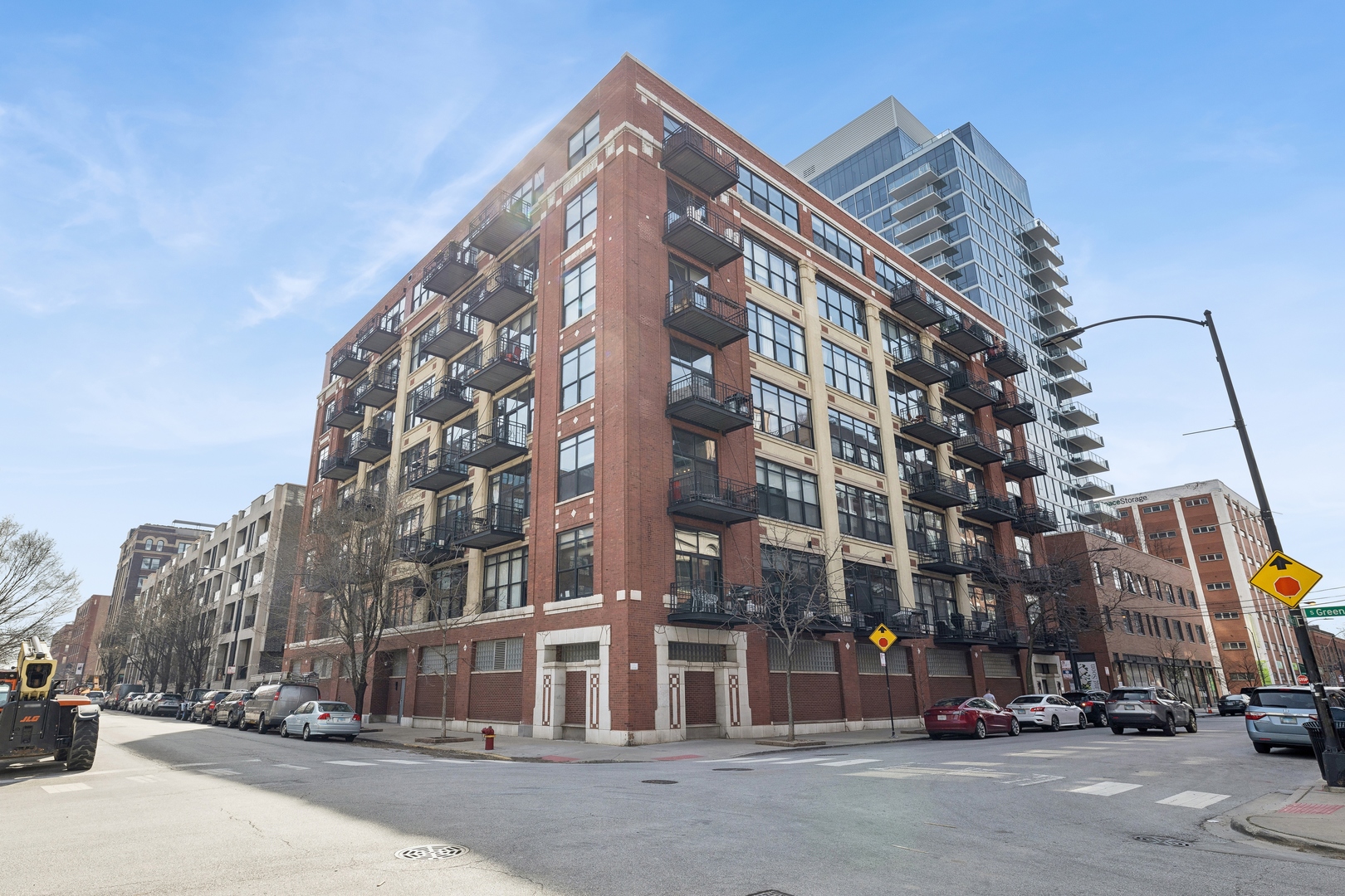 843 West Adams Street, Unit 606 Chicago, IL 60607 - Photo 1 of 12 a city street with tall building