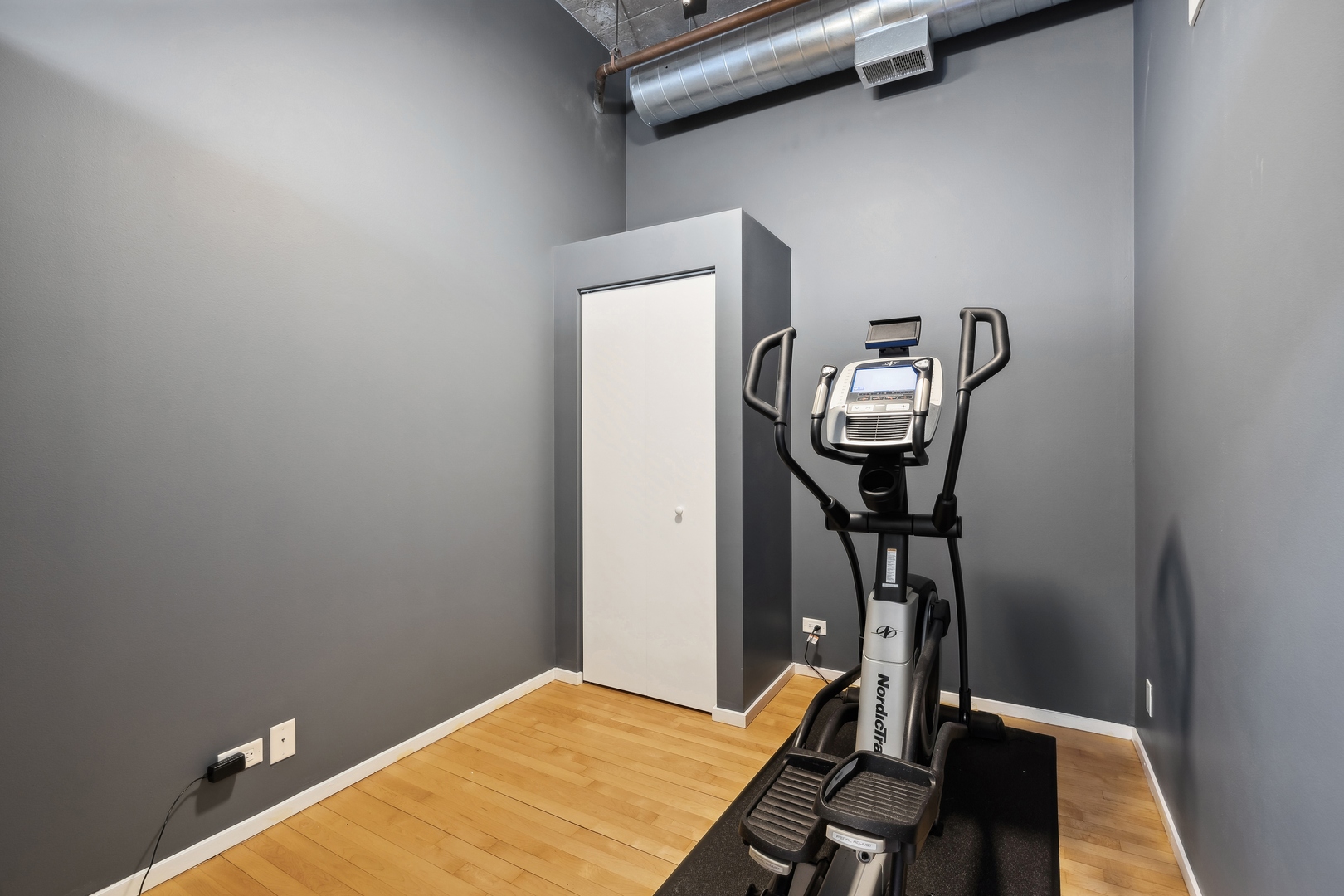 843 West Adams Street, Unit 606 Chicago, IL 60607 - Photo 10 of 12 a view of a room with gym equipment