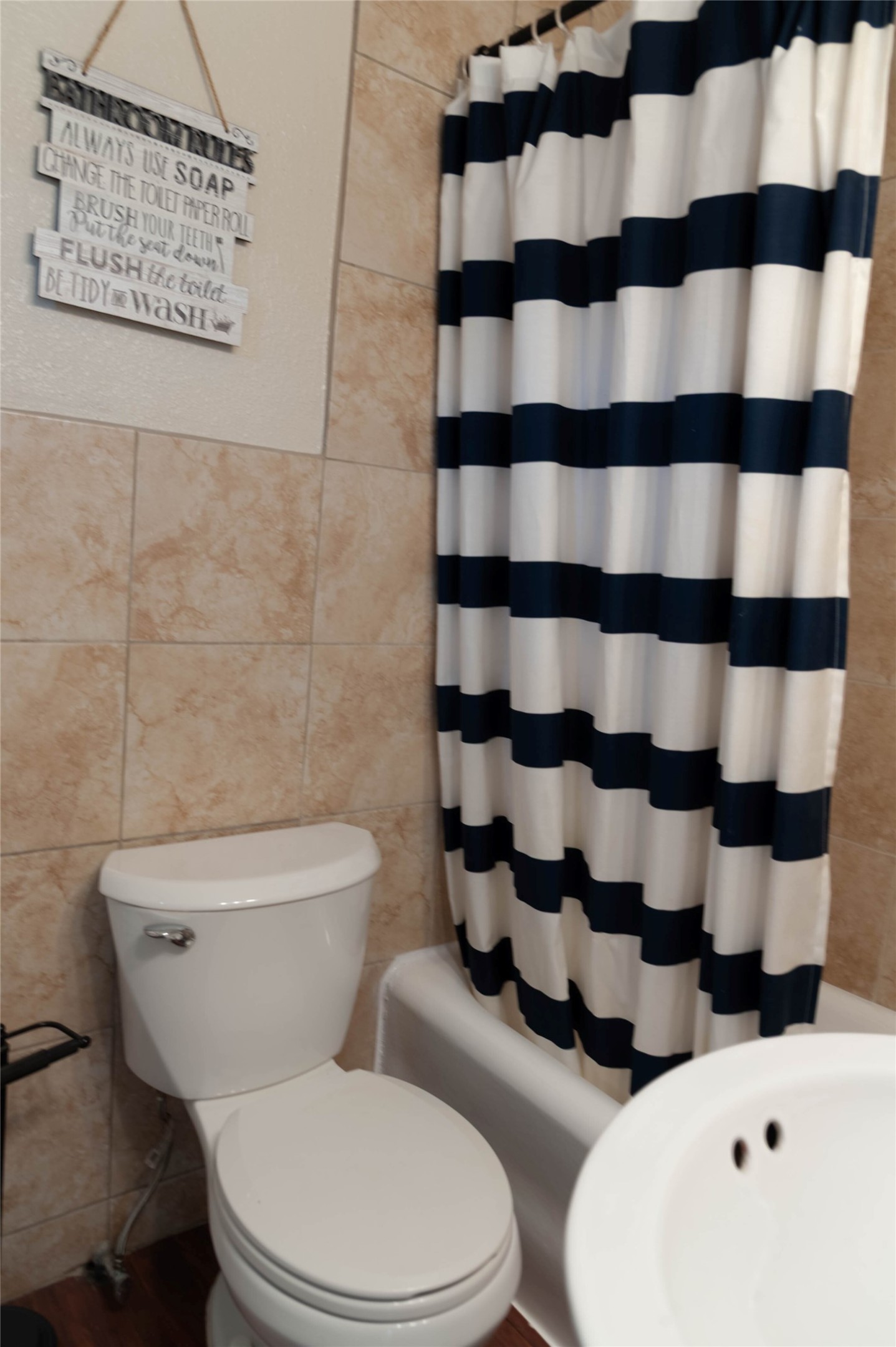 405 West Clay Street, Unit 1 Houston, TX 77019 - Photo 15 of 34 A view of the updated bathroom with recent high efficiency toilet.