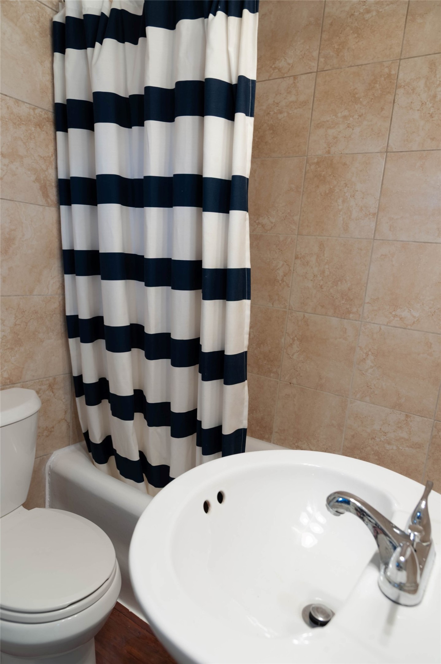 405 West Clay Street, Unit 1 Houston, TX 77019 - Photo 16 of 34 Another view of the bathroom with a combination tub/shower.