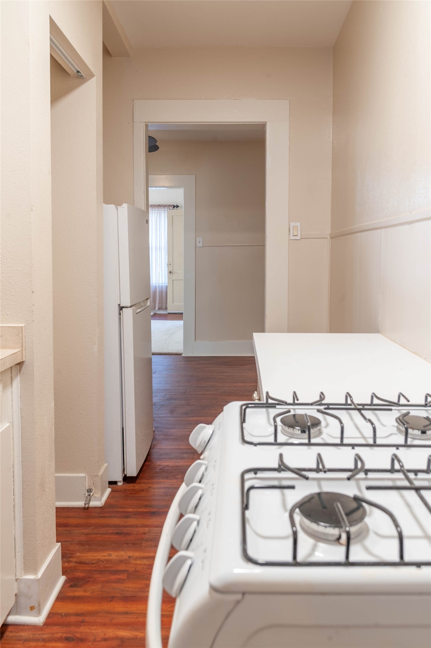 405 West Clay Street, Unit 1 Houston, TX 77019 - Photo 9 of 34 The kitchen also comes with a 4-burner gas range for you to prepare gourmet meals for you and your guests!