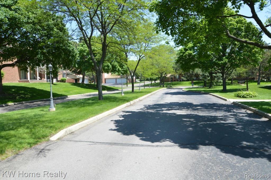 29656 Middlebelt Road, Unit 2402 Farmington Hills, MI 48334 - Photo 5 of 36