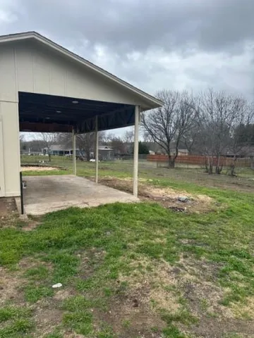 a view of a backyard