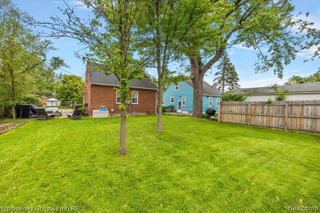 1573 Columbia Road Berkley, MI 48072 - Photo 31 of 38