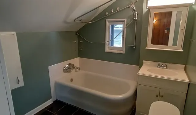 $2,550 | 440 South Street, Elgin, IL 60123