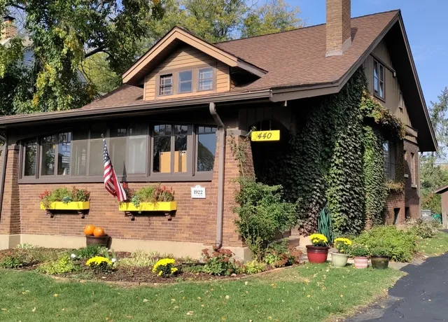 $2,550 | 440 South Street, Elgin, IL 60123