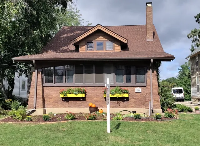 $2,550 | 440 South Street, Elgin, IL 60123