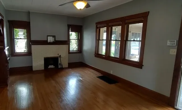 $2,550 | 440 South Street, Elgin, IL 60123