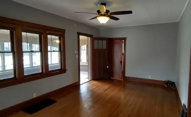 $2,550 | 440 South Street, Elgin, IL 60123