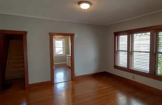 $2,550 | 440 South Street, Elgin, IL 60123