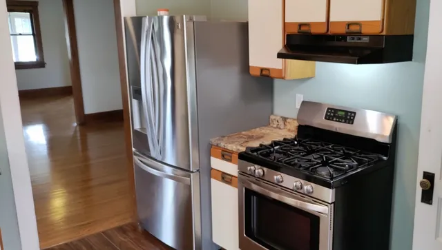 $2,550 | 440 South Street, Elgin, IL 60123