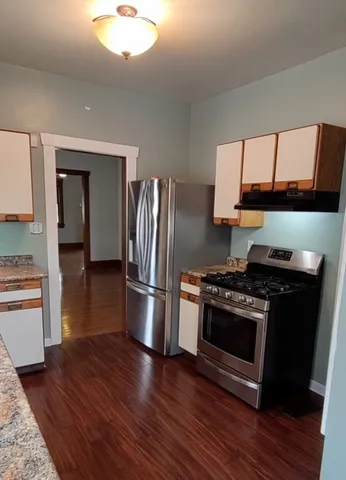 $2,550 | 440 South Street, Elgin, IL 60123