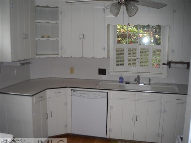 634 Colonial Drive High Point, NC 27262 - Photo 4 of 16 Kitchen. Kitchen has large sink, new oven range and ceiling fan. Space for breakfast table if desired.