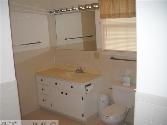 634 Colonial Drive High Point, NC 27262 - Photo 9 of 16 Other. Full bath adjacent to the den/third bedroom