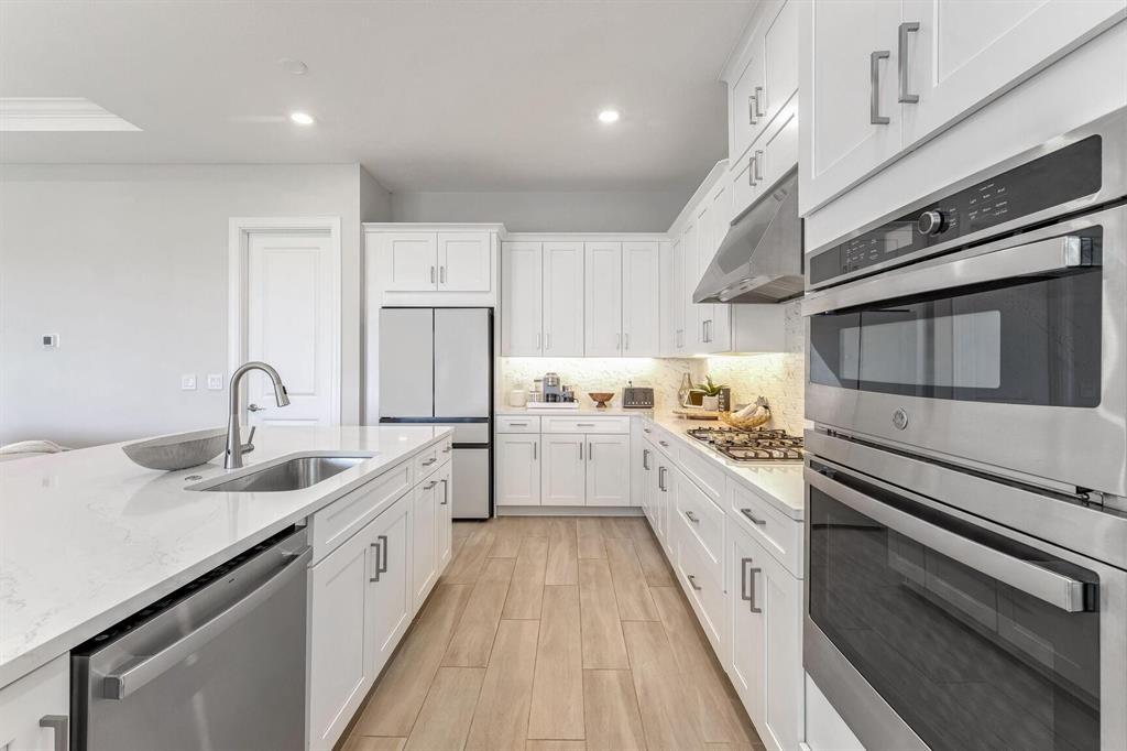 9796 Southwest Santini Rd Port Street Port St. Lucie, FL 34987 - Photo 12 of 29 Gourmet Natural Gas Stovetop - Convectio