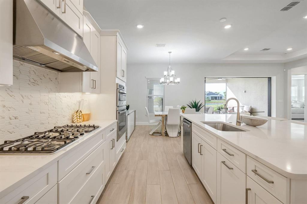 9796 Southwest Santini Rd Port Street Port St. Lucie, FL 34987 - Photo 15 of 29 Light Bright Backsplash with Large Cente
