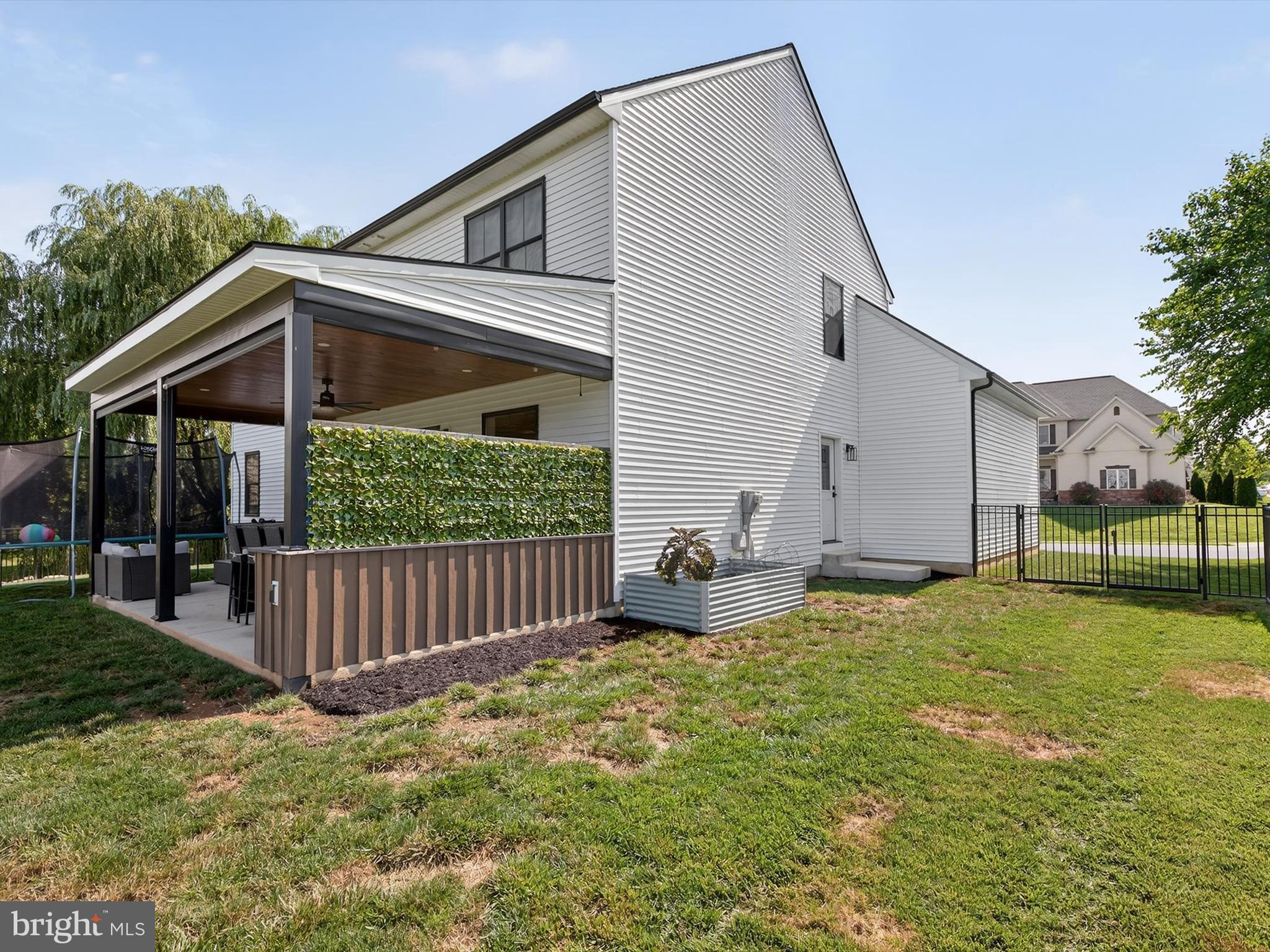 335 Royal Hunt Way Lititz, PA 17543 - Photo 41 of 49 a front view of a house with garden