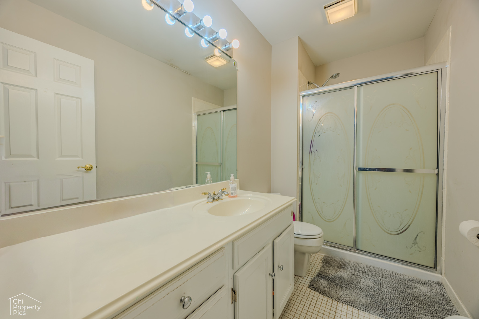 630 Cumberland Trail, Unit AA1 Roselle, IL 60172 - Photo 11 of 23 a bathroom with a sink a toilet and shower