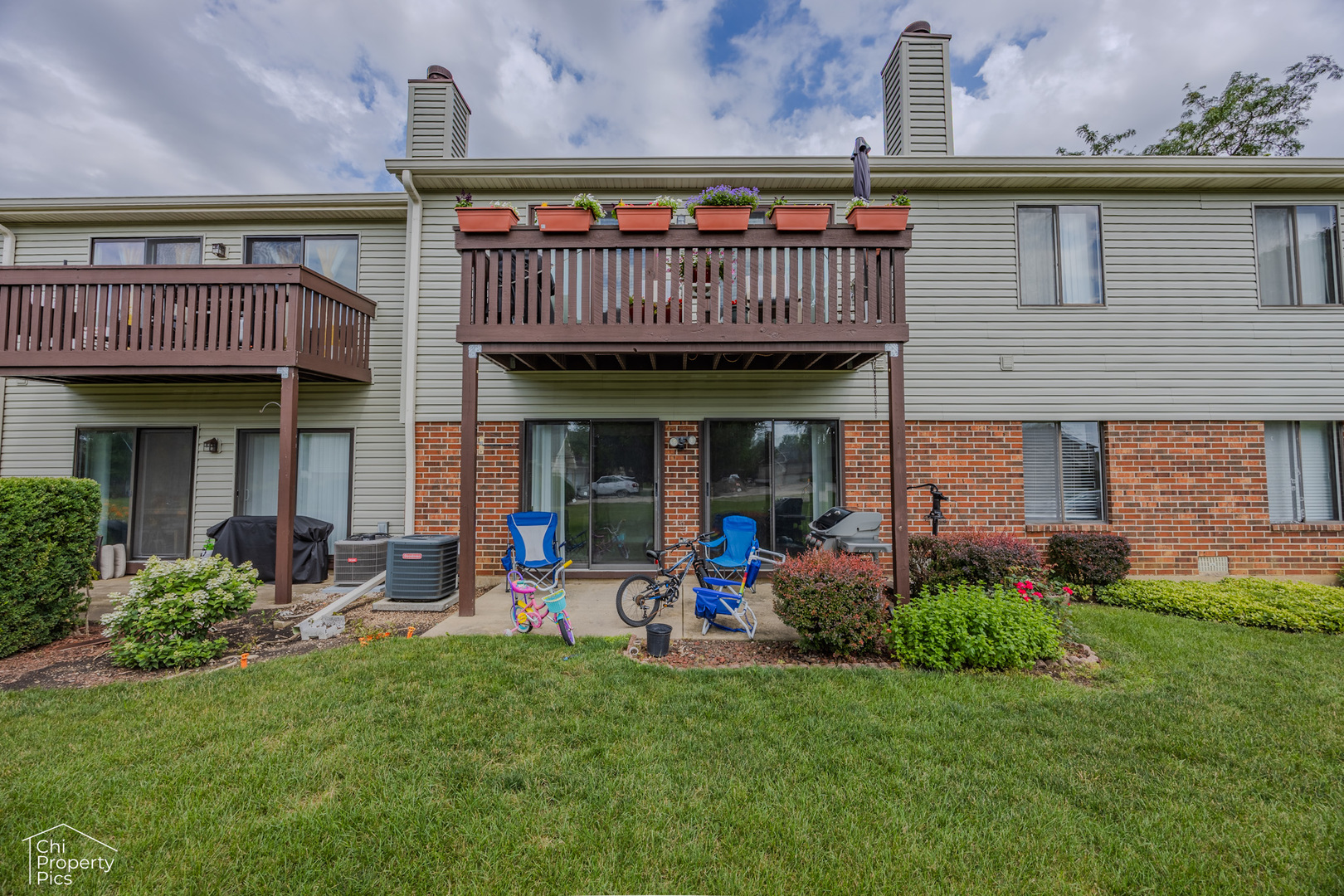 630 Cumberland Trail, Unit AA1 Roselle, IL 60172 - Photo 21 of 23 a view of a cafe with sitting area and furniture