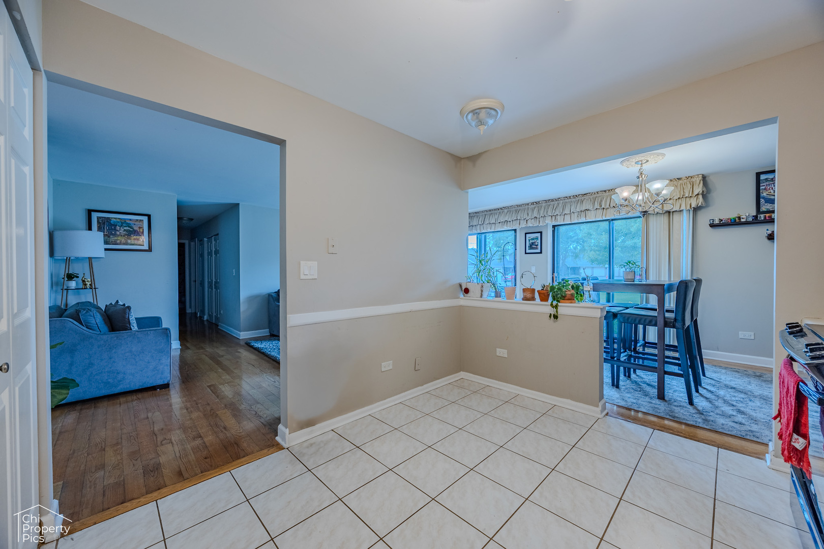 630 Cumberland Trail, Unit AA1 Roselle, IL 60172 - Photo 5 of 23 a view of livingroom with furniture