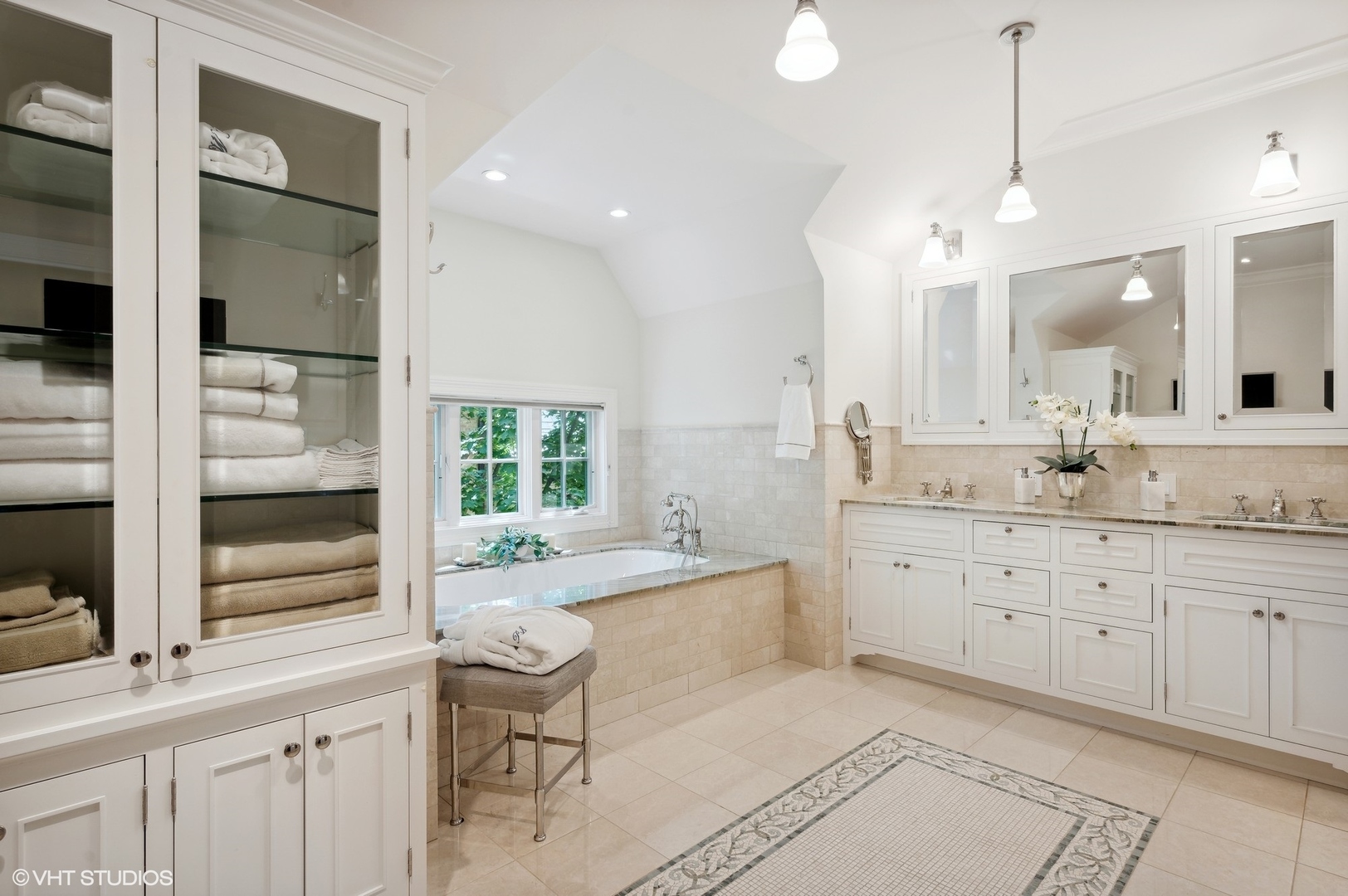 325 Richmond Road Kenilworth, IL 60043 - Photo 21 of 49 a large bathroom with a large tub and sink