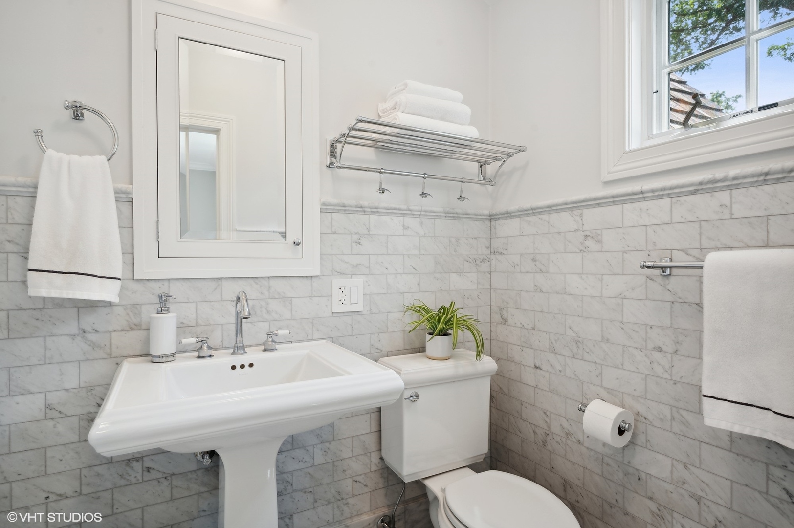 325 Richmond Road Kenilworth, IL 60043 - Photo 26 of 49 a bathroom with a sink a toilet and mirror