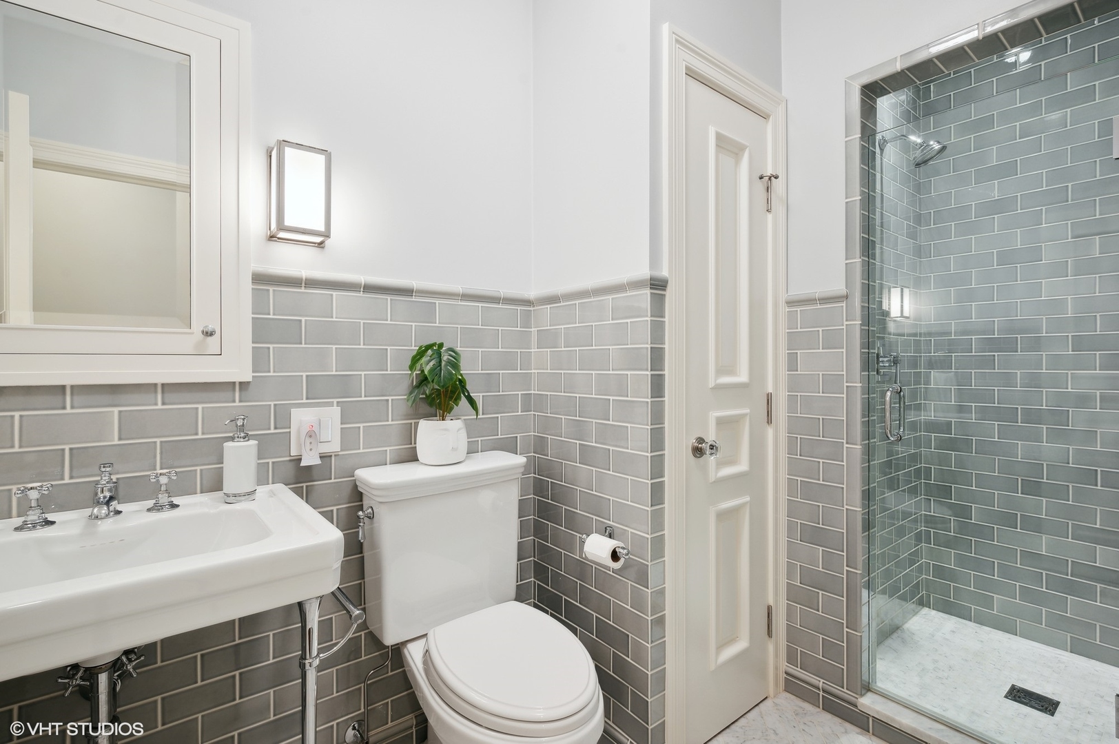 325 Richmond Road Kenilworth, IL 60043 - Photo 27 of 49 a bathroom with a sink a toilet and shower