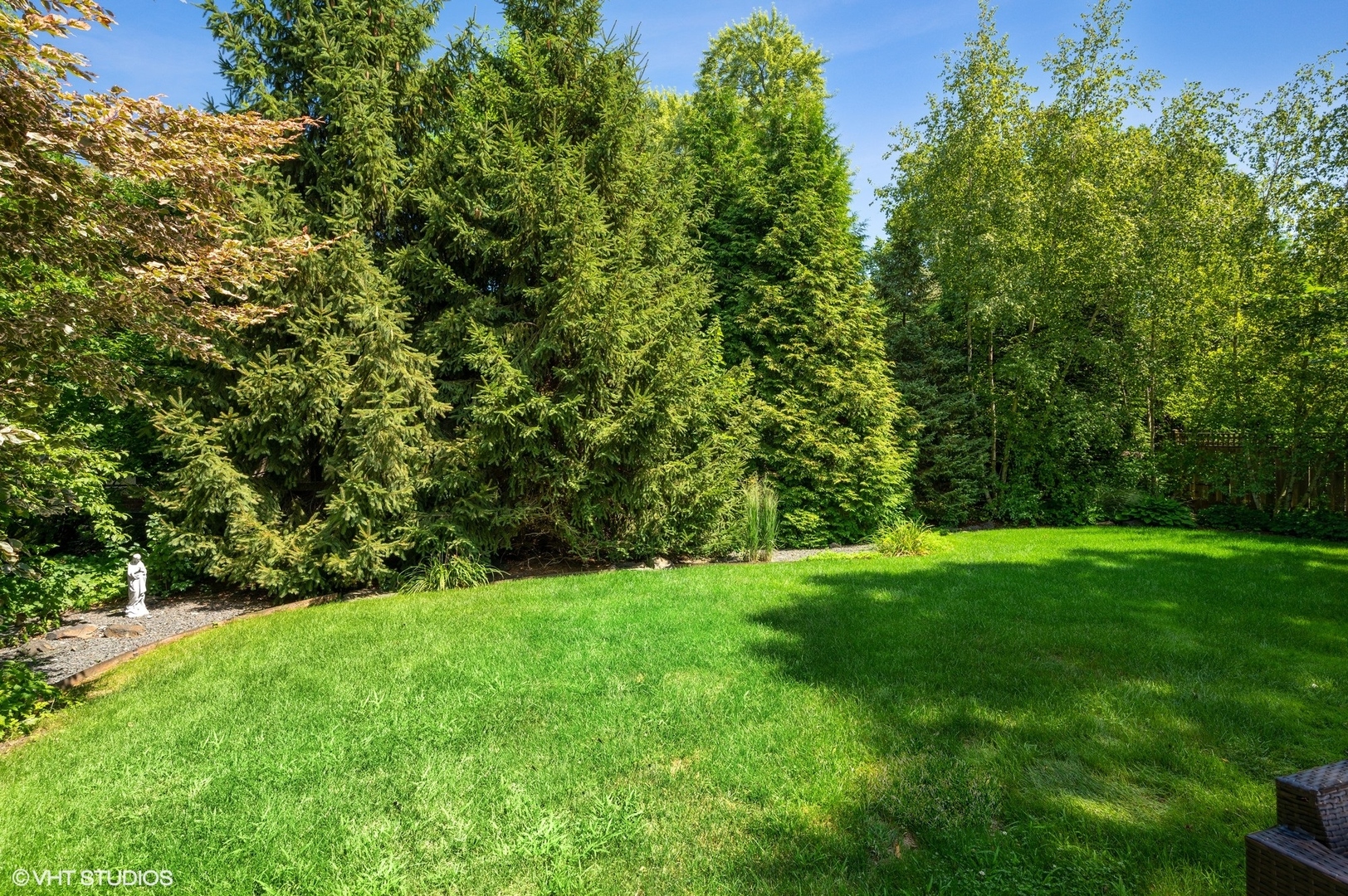 325 Richmond Road Kenilworth, IL 60043 - Photo 42 of 49 a view of a lush green space