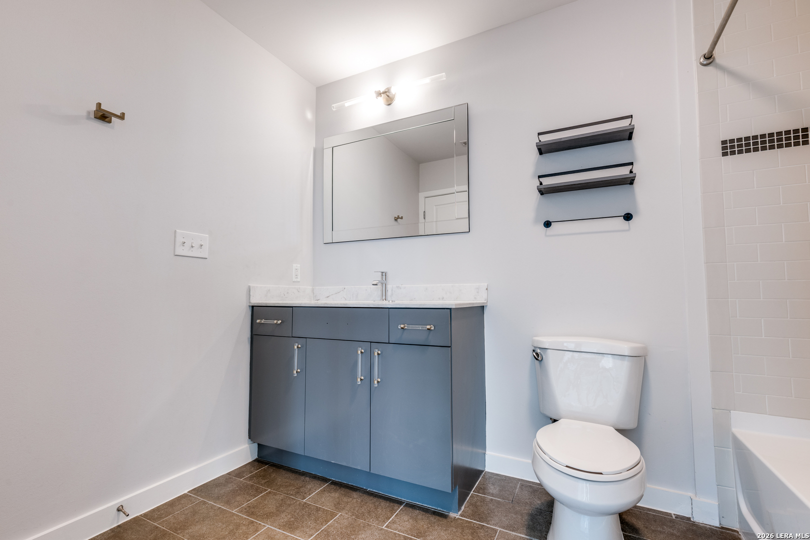 5925 Almeda Road, Unit 11710 Houston, TX 77004 - Photo 18 of 25 a bathroom with a toilet sink and mirror