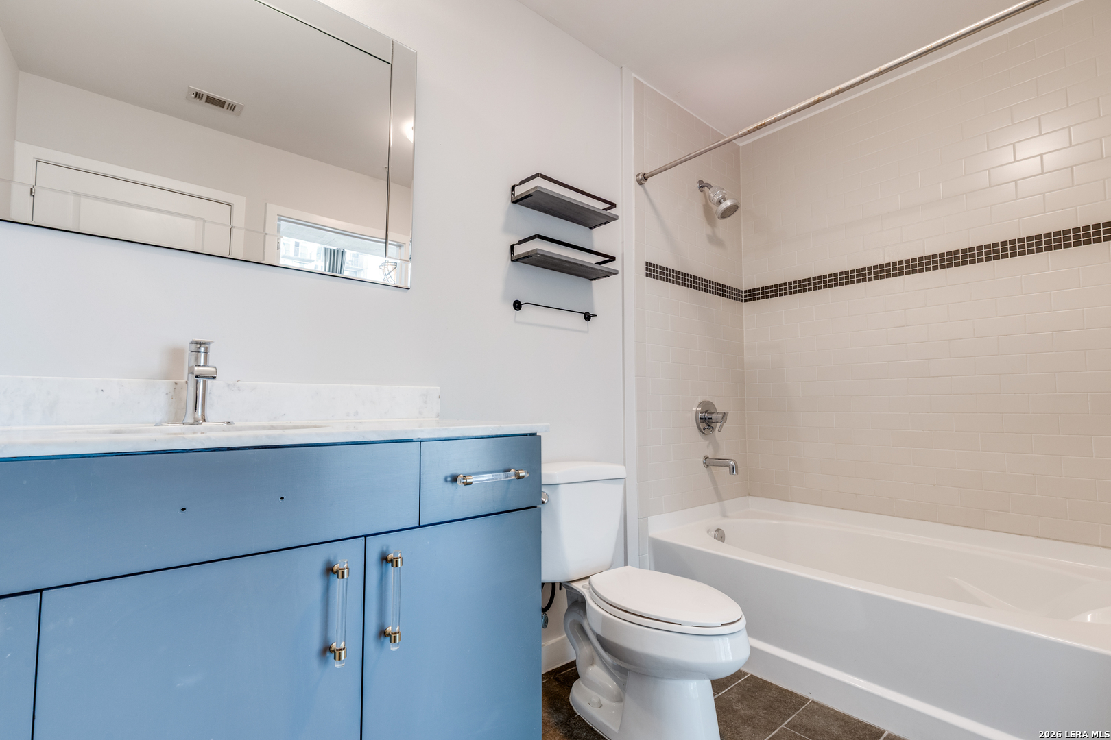 5925 Almeda Road, Unit 11710 Houston, TX 77004 - Photo 19 of 25 a bathroom with a sink a toilet and a bathtub