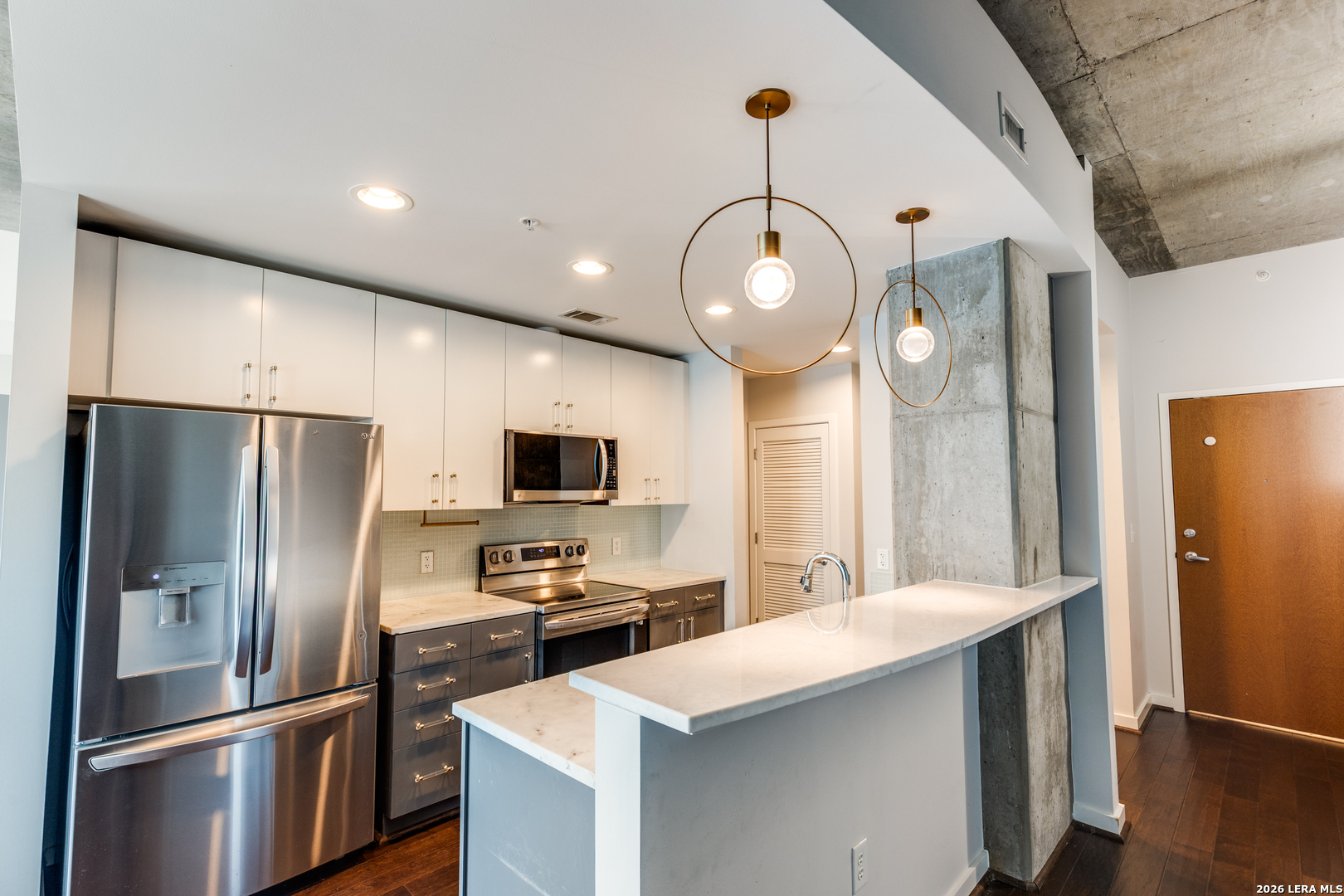 5925 Almeda Road, Unit 11710 Houston, TX 77004 - Photo 4 of 25 a kitchen with stainless steel appliances a refrigerator sink and microwave