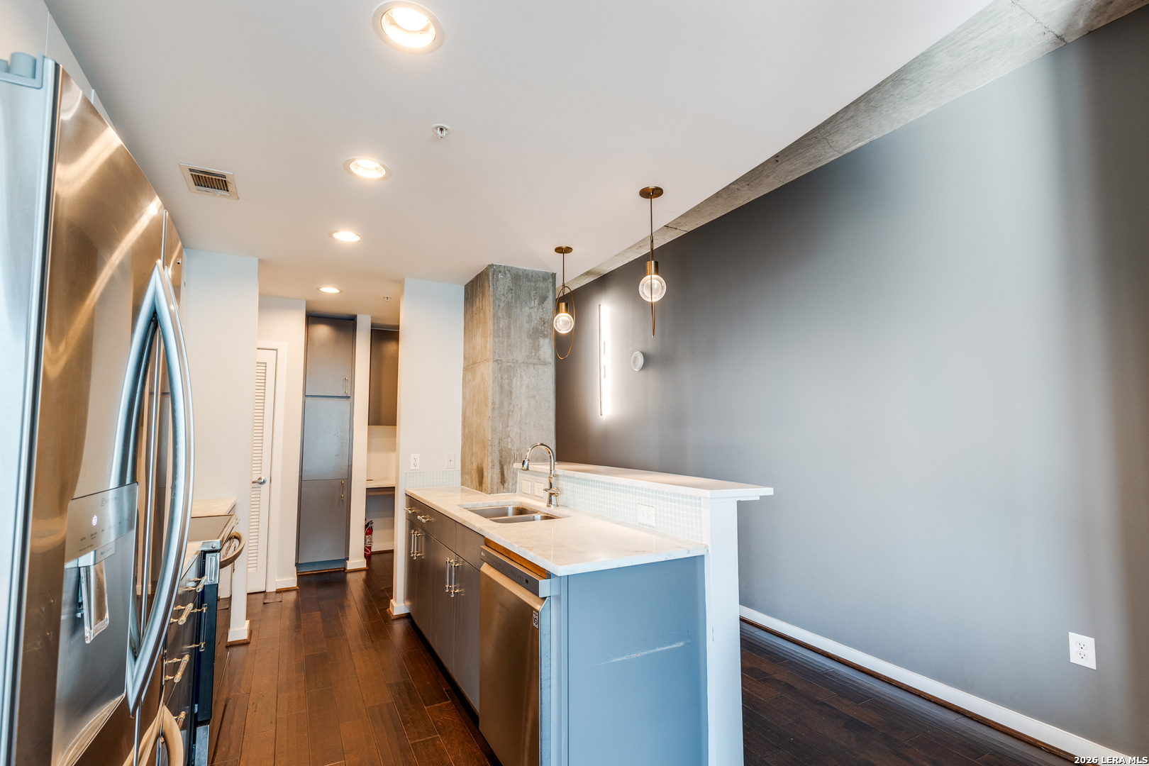 5925 Almeda Road, Unit 11710 Houston, TX 77004 - Photo 6 of 25 a bathroom with a sink a toilet and a mirror