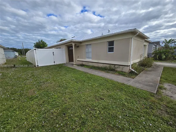 $2,000 | 4876 30th Avenue, Vero Beach, FL 32967