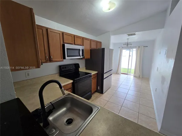 $2,000 | 4876 30th Avenue, Vero Beach, FL 32967