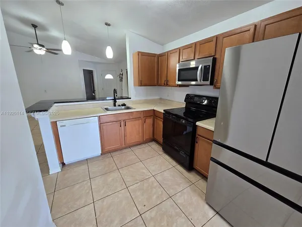 $2,000 | 4876 30th Avenue, Vero Beach, FL 32967