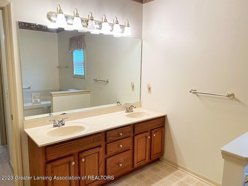 984 Pennine Ridge Way Grand Ledge, MI 48837 - Photo 18 of 28 Peninne Ridge 012