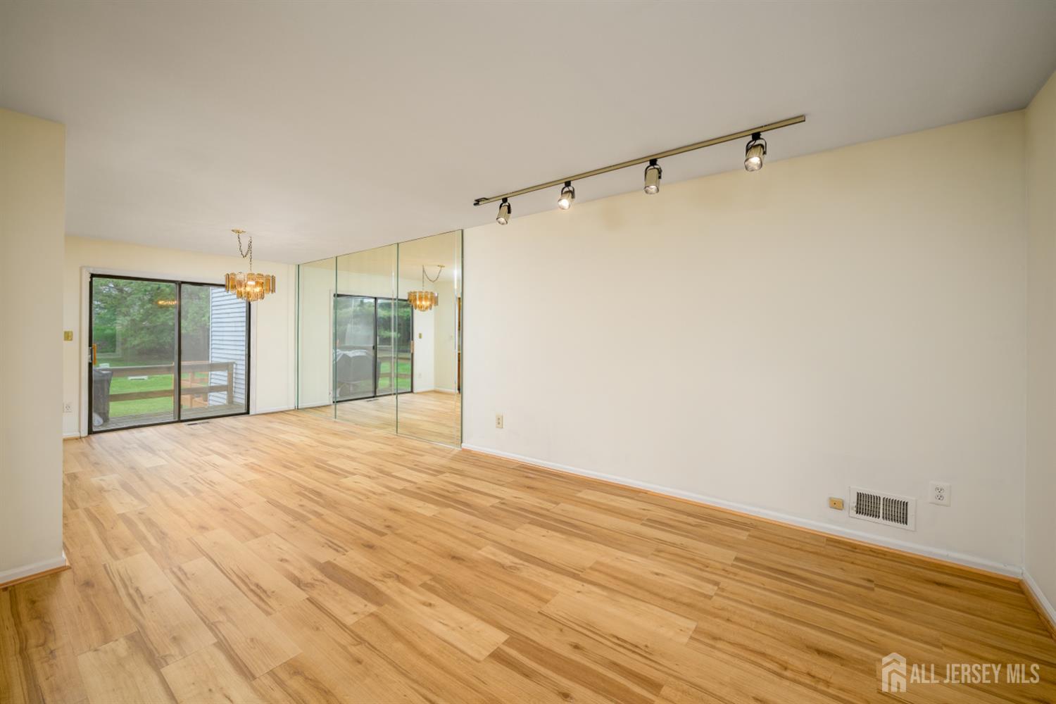 1004 Timber Oaks Road, Unit 4 Edison, NJ 08820 - Photo 2 of 34