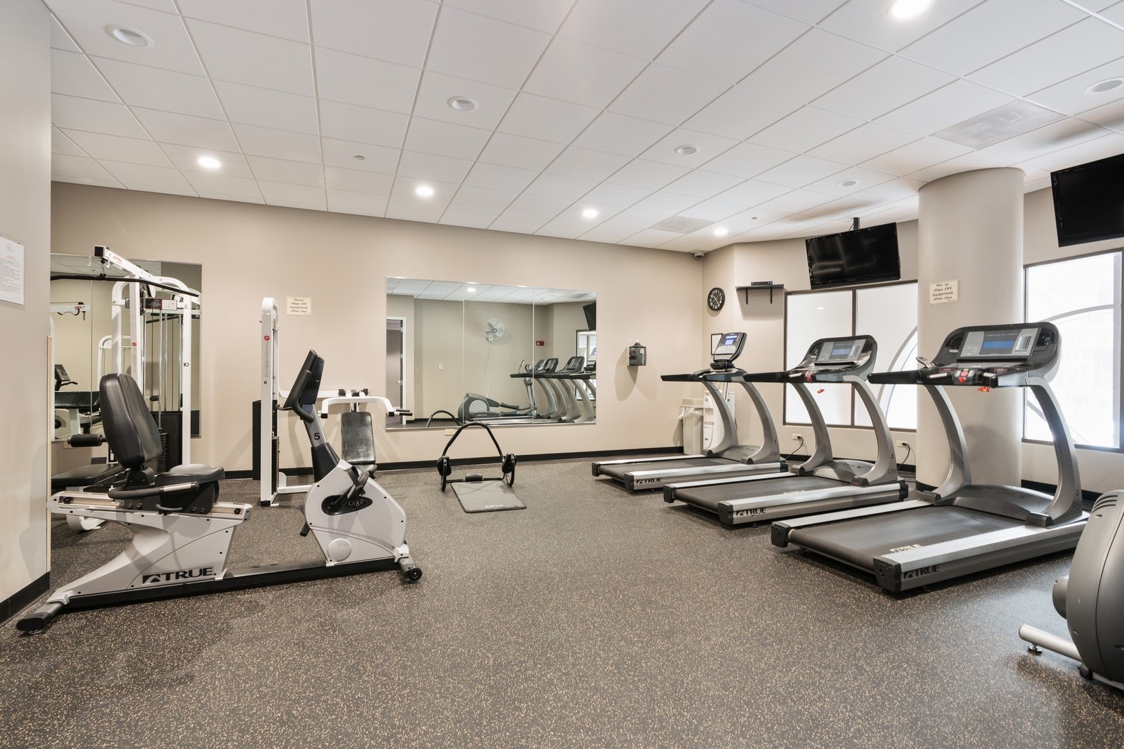 630 North State Street, Unit 2210 Chicago, IL 60654 - Photo 20 of 23 a view of a room with gym equipment