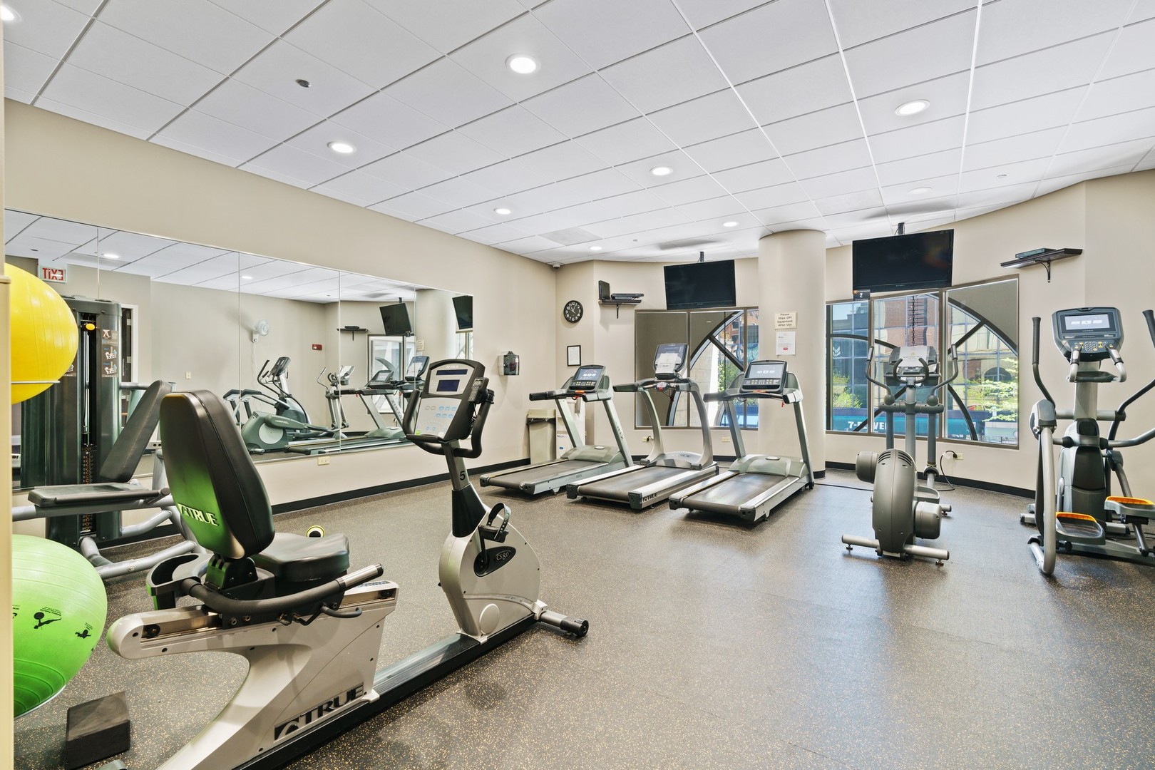 630 North State Street, Unit 2210 Chicago, IL 60654 - Photo 21 of 23 a view of a room with gym equipment