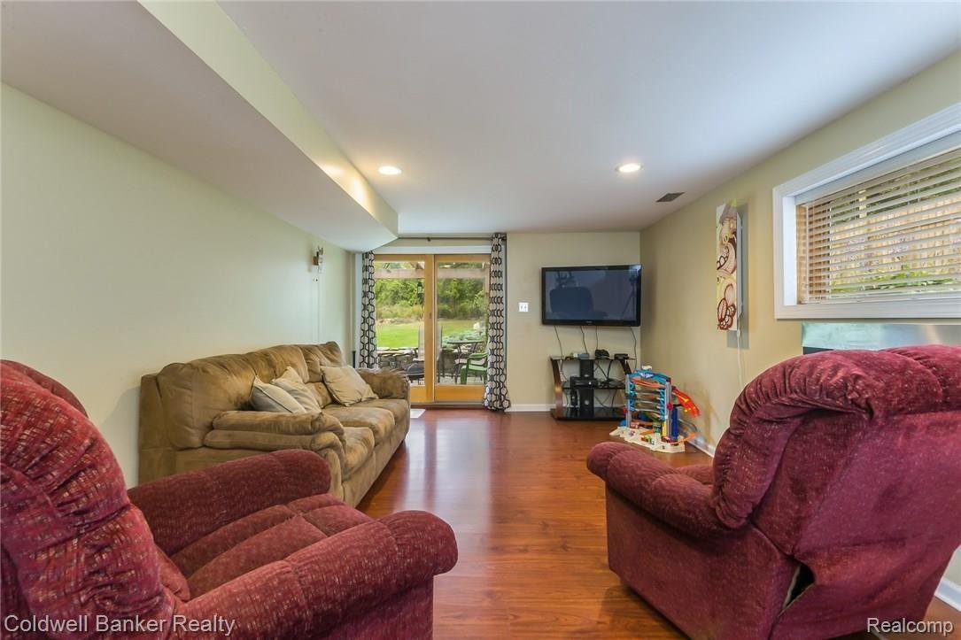 1279 Porter Road White Lake, MI 48383 - Photo 20 of 30 024-Sitting_Room-4794080-medium.jpg