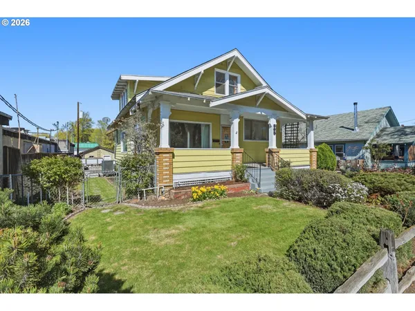 $379,900 | 805 East 12th Street, The Dalles, OR 97058