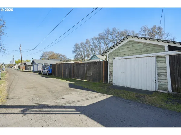 $379,900 | 805 East 12th Street, The Dalles, OR 97058