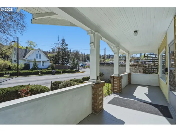 $379,900 | 805 East 12th Street, The Dalles, OR 97058