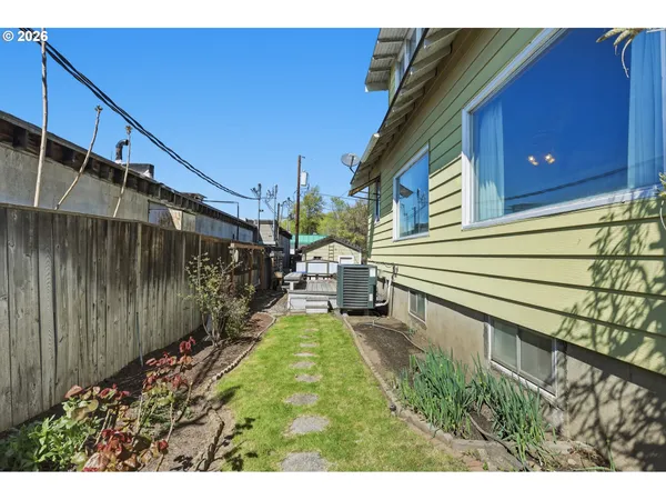 $379,900 | 805 East 12th Street, The Dalles, OR 97058