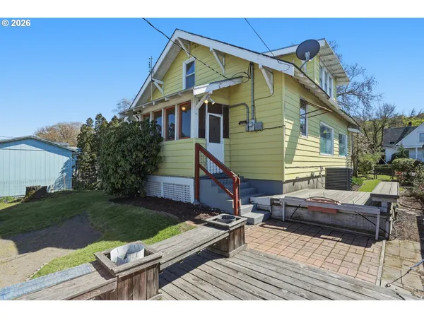 $379,900 | 805 East 12th Street, The Dalles, OR 97058