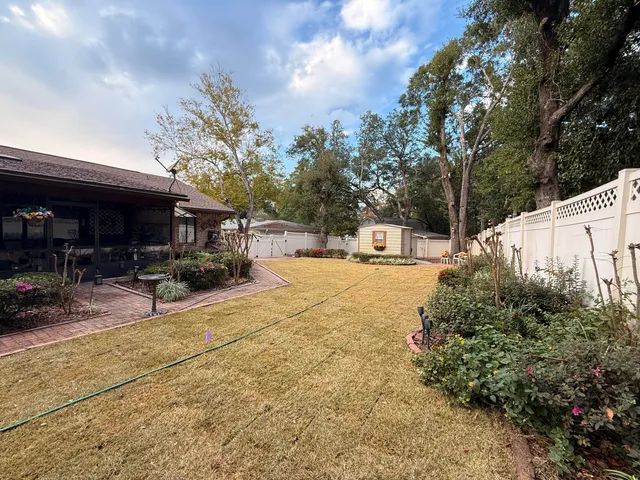 a view of outdoor space yard and porch