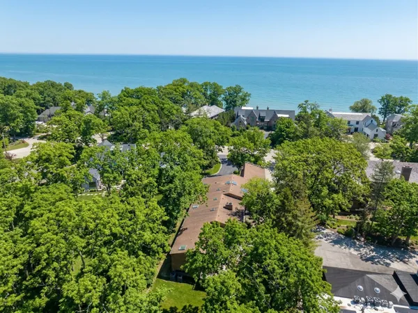 $2,500,000 | 990 Sheridan Road, Highland Park, IL 60035